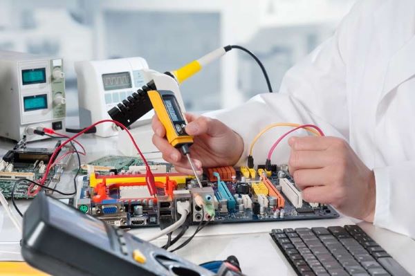 Hệ thống điều khiển tự động gồm bộ điều khiển, cảm biến, thiết bị thực thi và hệ thống máng cáp