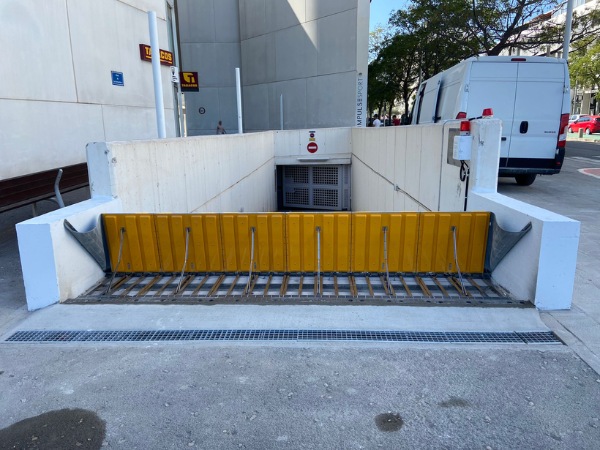 Trang bị cửa chống ngập tự động cho gara.