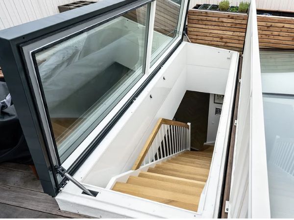 Cửa được thiết kế nhỏ gọn, không chiếm quá nhiều diện tích của sân thượng.